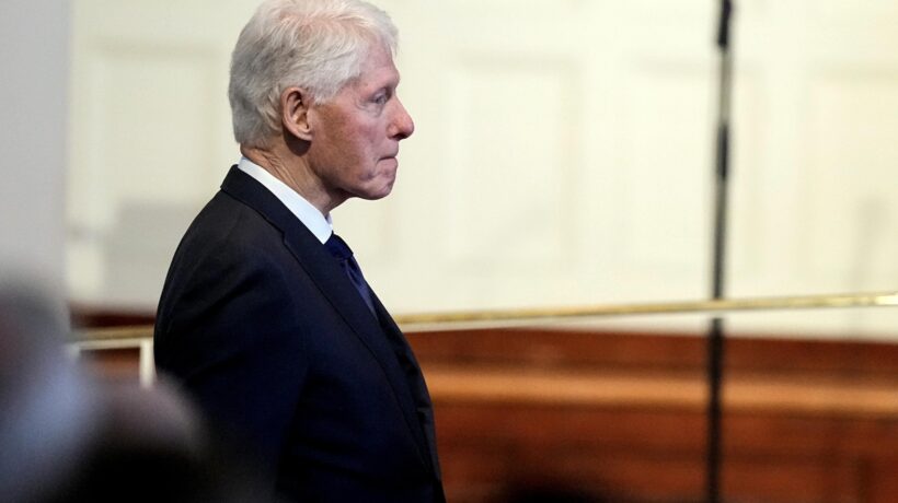 Spunta la mail della vittima di Epstein: «Per coprirlo Clinton minacciò i cronisti»