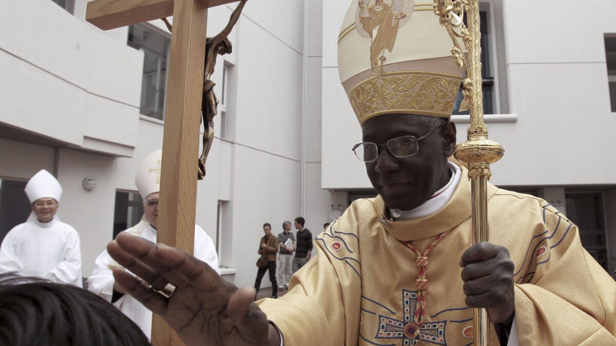 Randellata del cardinale africano: «Benedizioni gay opera del diavolo»