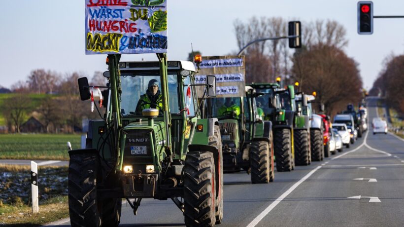 Scholz frena sui tagli all’agricoltura. Ma i trattori bloccano la Germania
