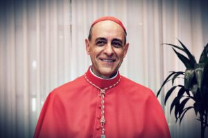 Rinnega il suo libro porno. Ma il cardinale resta dov’è