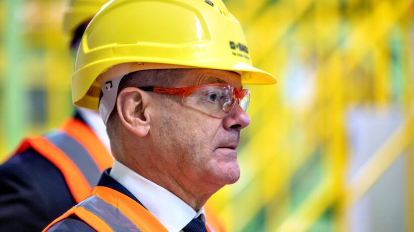 Altra spina per Scholz: l’industria crolla