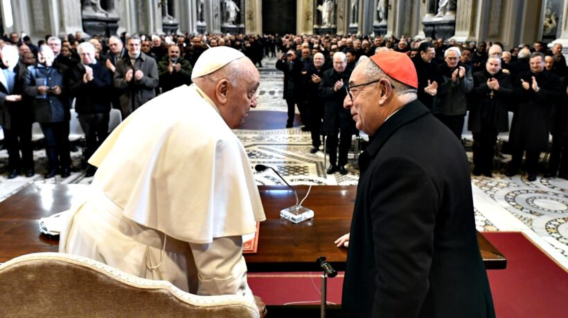 Ancora caos sulle benedizioni gay:  «Alle persone, non ai gruppi Lgbt»
