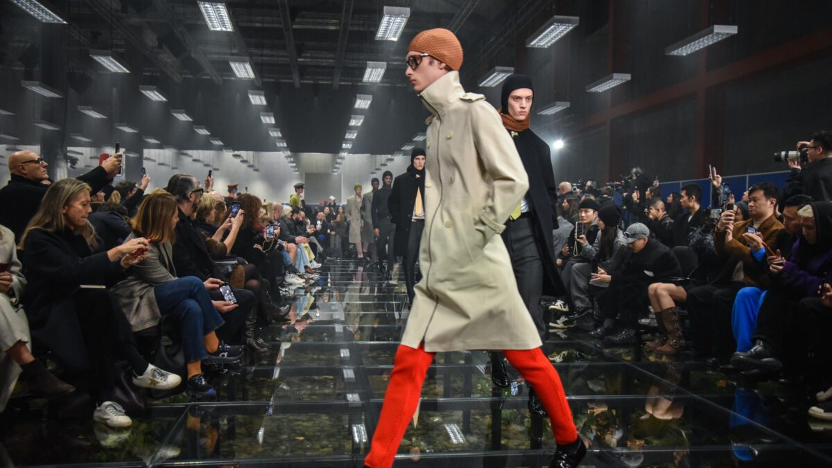 In passerella a Milano trionfa l’uomo elegante connesso con la natura