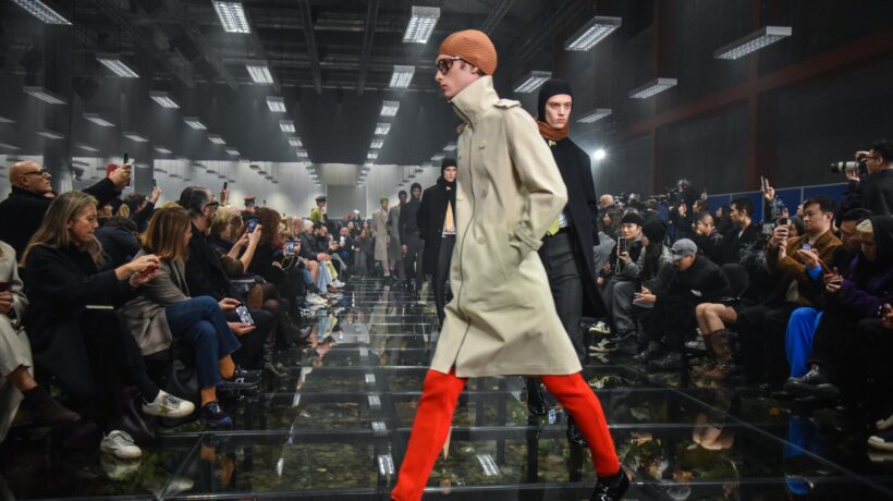 In passerella a Milano trionfa l’uomo elegante connesso con la natura