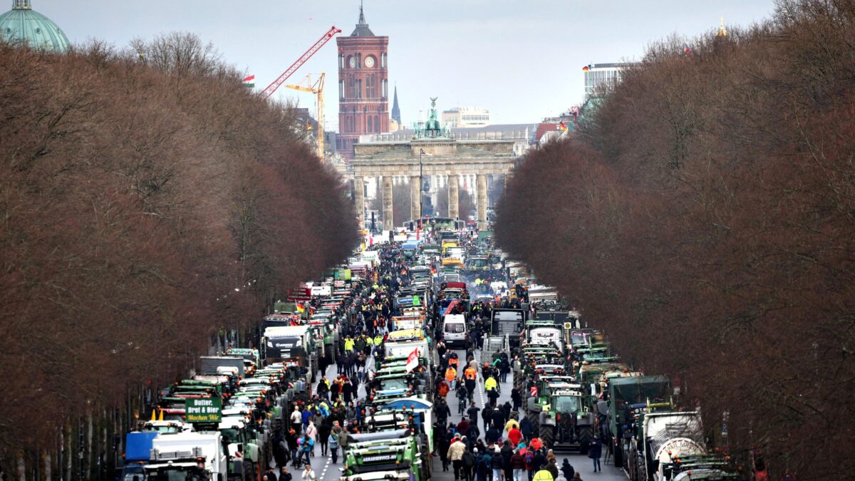 I trattori tornano a Berlino: agricoltori in marcia contro il taglio ai sussidi