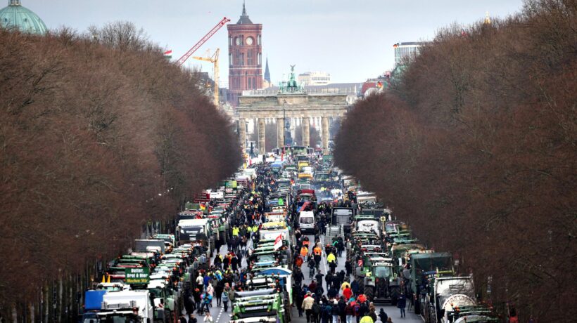 I trattori tornano a Berlino: agricoltori in marcia contro il taglio ai sussidi