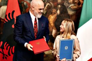 La commissione approva l’accordo Italia-Albania sui migranti, l’opposizione «rosica» e se ne va
