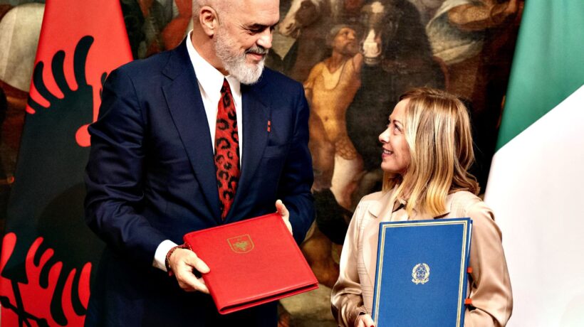 La commissione approva l’accordo Italia-Albania sui migranti, l’opposizione «rosica» e se ne va