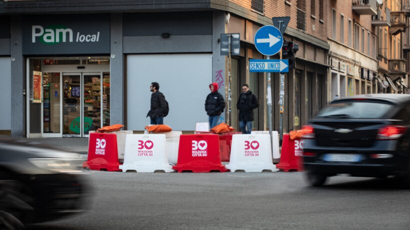 Bologna ancora paralizzata. E il Pd si spacca