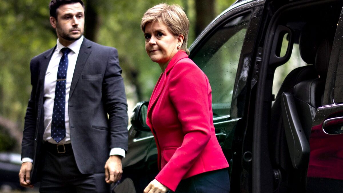 La Sturgeon come Ursula: cancellate le chat