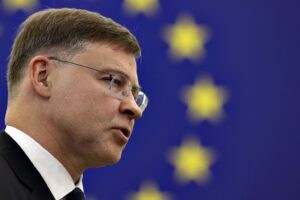L’ultimo ricatto del «nemico» lettone che attacca l’Italia per tenersi il posto