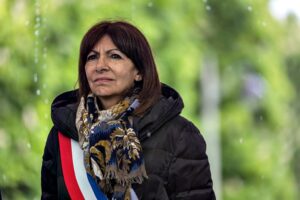 Il sindaco di Parigi toglie i finanziamenti alla scuola cattolica per vendetta politica