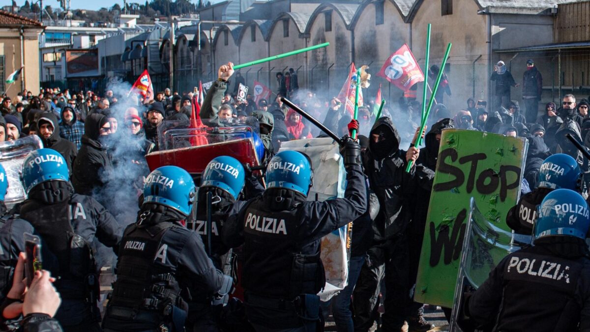 I centri sociali attaccano gli ebrei. Scontri con la polizia alla Fiera di Vicenza