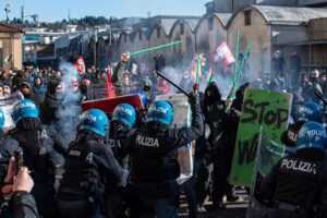 I centri sociali attaccano gli ebrei. Scontri con la polizia alla Fiera di Vicenza