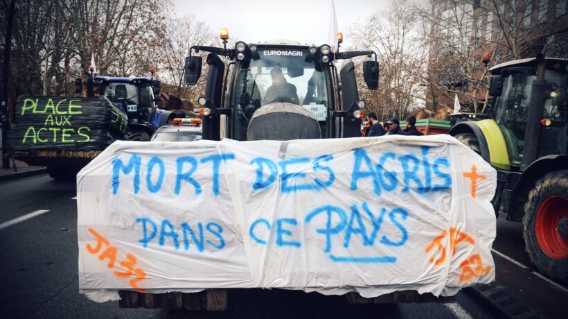 La Francia sotto assedio dei trattori ferma i pescatori per salvare i delfini