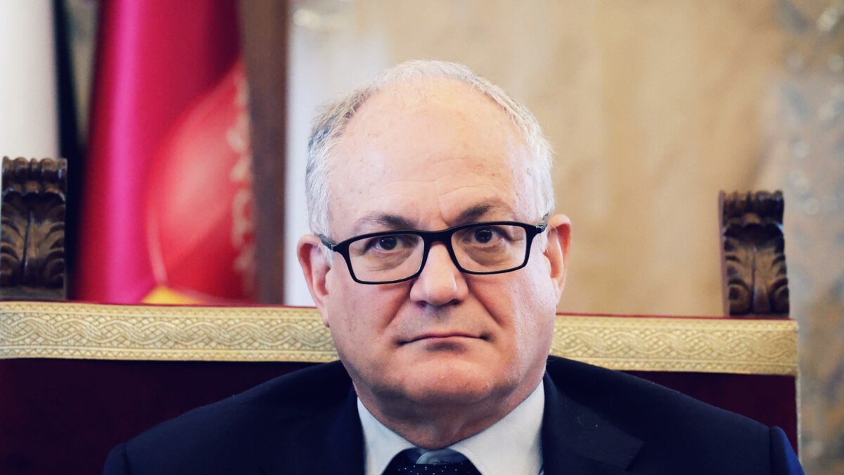 La tattica di Gualtieri il temporeggiatore per occupare i posti che piacciono ai dem