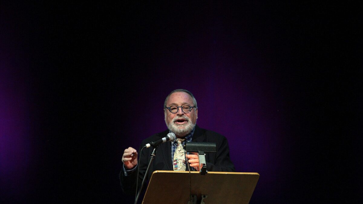 Savater critica Sánchez ed «El País». Licenziato in tronco dopo 47 anni