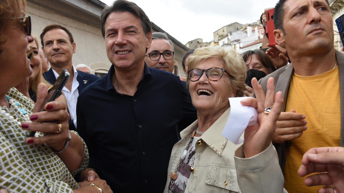 Il miracolo di Conte: sul suo paesino di 365 abitanti piovono 25 milioni