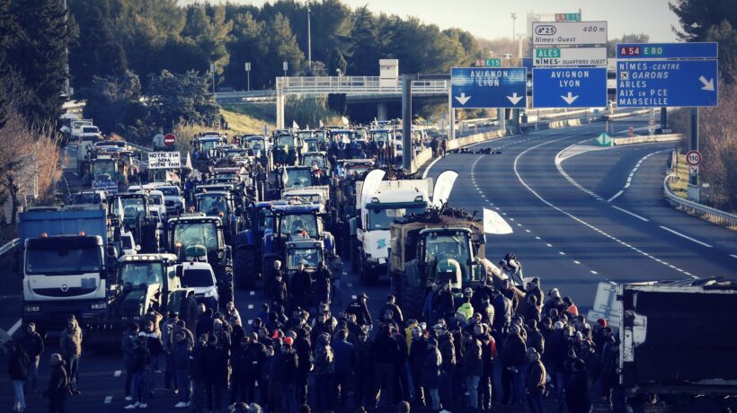 La stampa di sinistra usa la solita gogna. «Sono nazi e no vax»