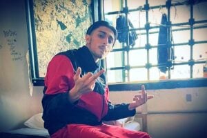 Utilizzava i permessi per sparare. Ai domiciliari il trapper Baby Gang