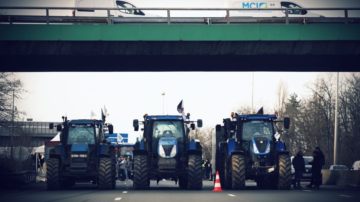 Macron schiera i tank per fermare i trattori