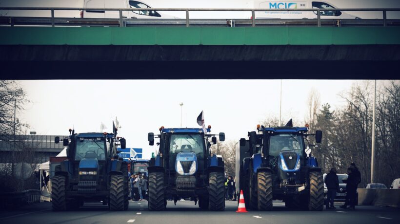 Macron schiera i tank per fermare i trattori
