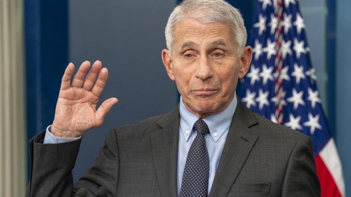I 100 «non ricordo» di Fauci sul Covid: «Il distanziamento? Non avevamo prove»