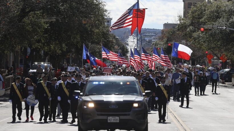 Marea di tir verso il Texas per sfidare Biden