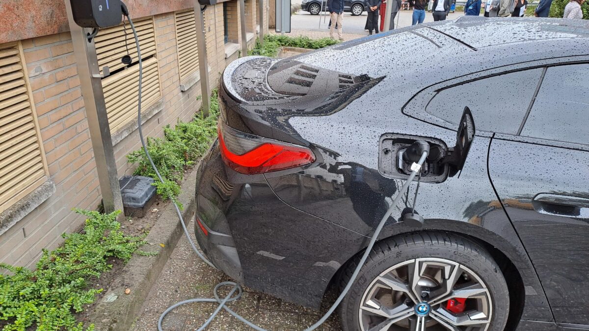 Un test smaschera le auto elettriche: costano di più ma fanno meno strada
