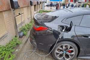 Un test smaschera le auto elettriche: costano di più ma fanno meno strada