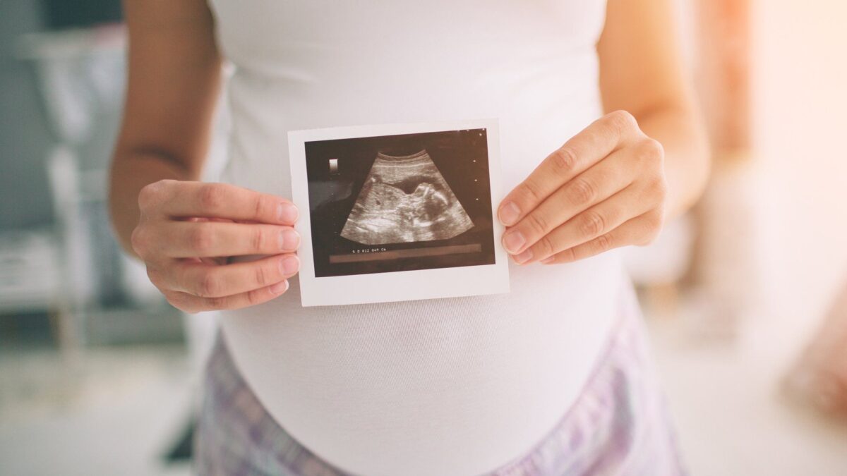 I «tifosi» della morte mettono all’indice il manifesto che può aiutare una mamma