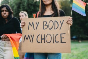 L’Occidente che banalizza l’aborto fa il gioco dei terroristi di Hamas
