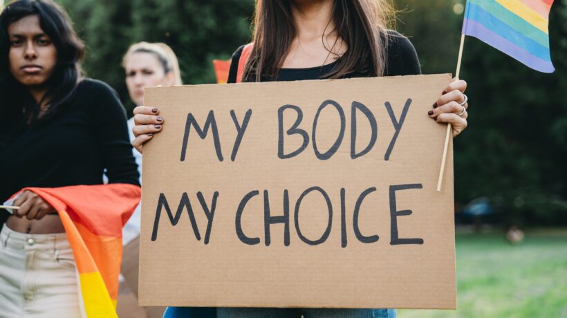 L’Occidente che banalizza l’aborto fa il gioco dei terroristi di Hamas