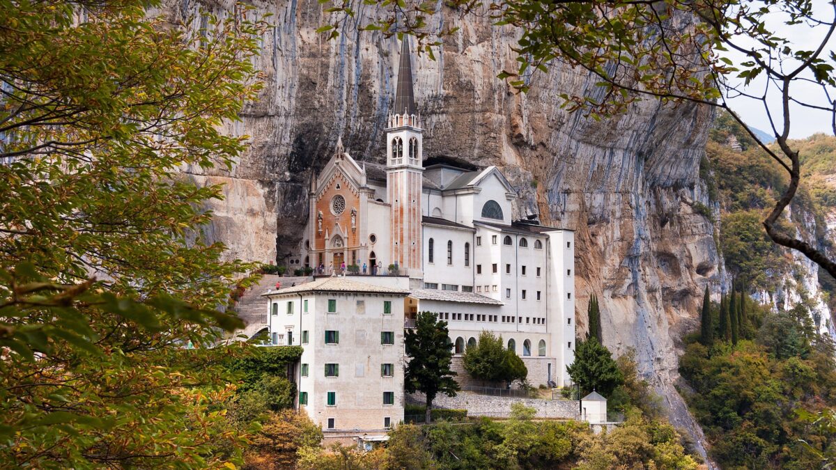 Luoghi a strapiombo in Italia, tra monasteri e strutture laiche da scoprire