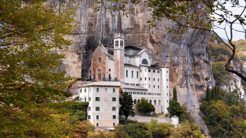 Luoghi a strapiombo in Italia, tra monasteri e strutture laiche da scoprire