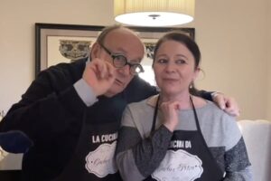 Le pillole di galateo di Petra e Carlo: quando l’abito fa il monaco