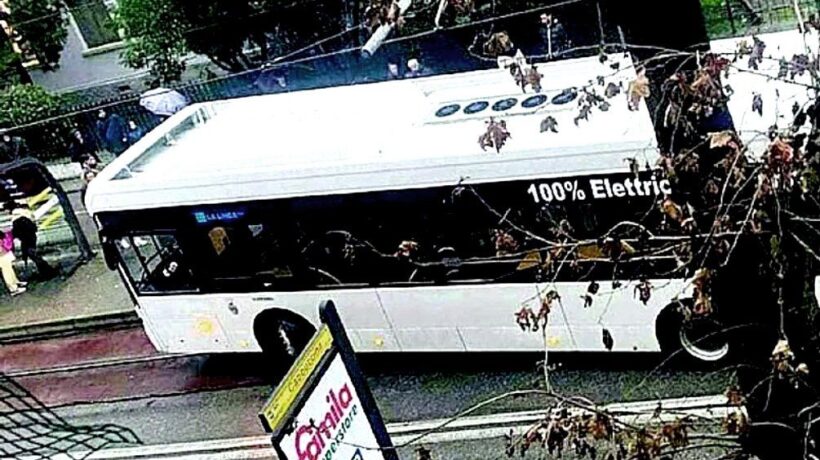 Bus elettrico fuori strada a Mestre. È il terzo incidente con i mezzi cinesi