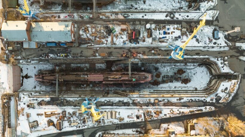 Il K-3 in bacino di carenaggio durante la fase di restauro