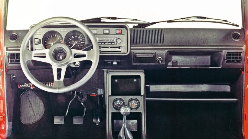Gli interni della prima Golf GTI (Volkswagen Press)