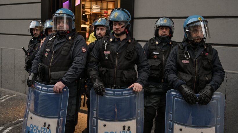 Mattarella se la prende con i manganelli. Ma usati contro i  no vax piacevano a tutti