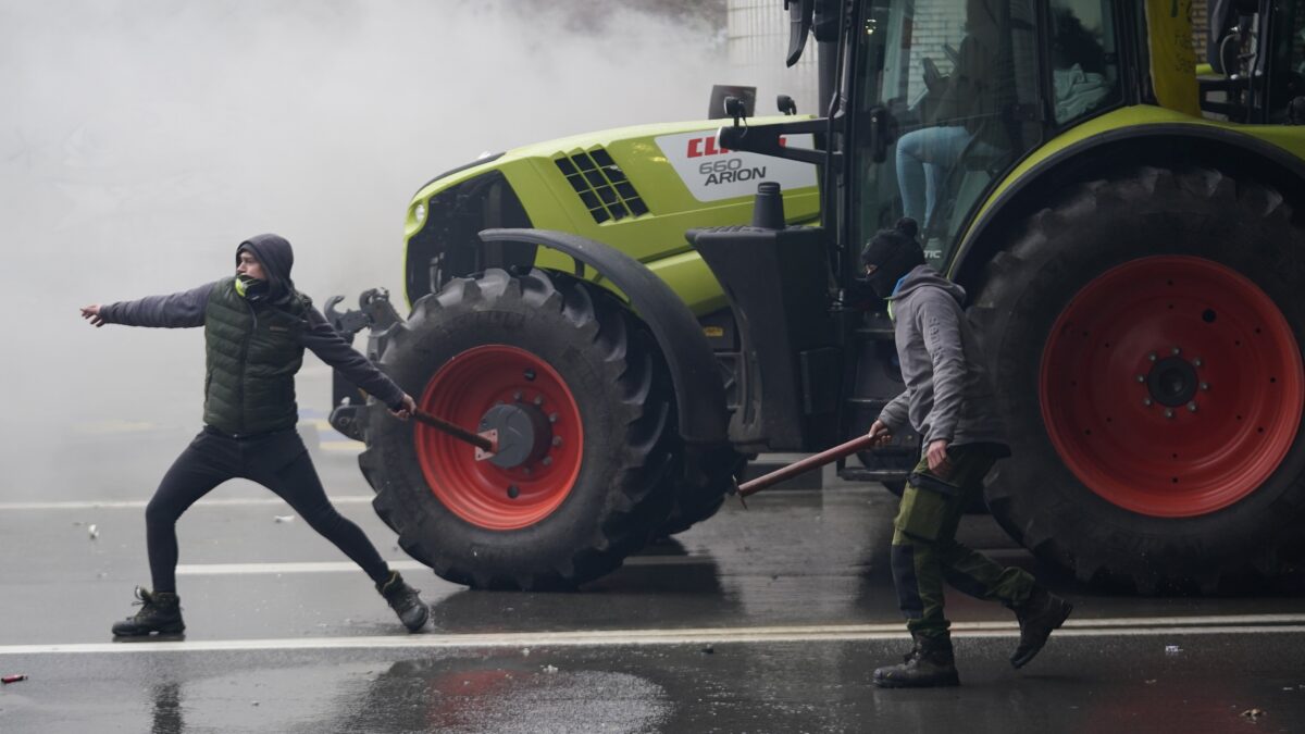 Bruxelles si arrende ai trattori: retro su agricoltura e legge Natura