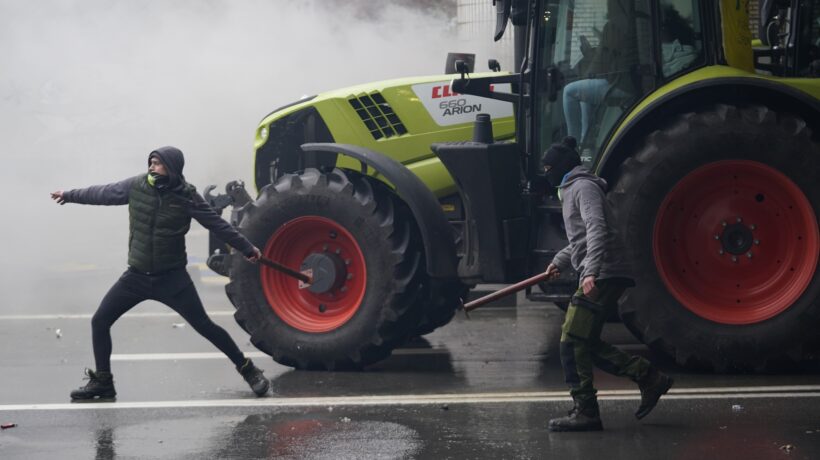 Bruxelles si arrende ai trattori: retro su agricoltura e legge Natura
