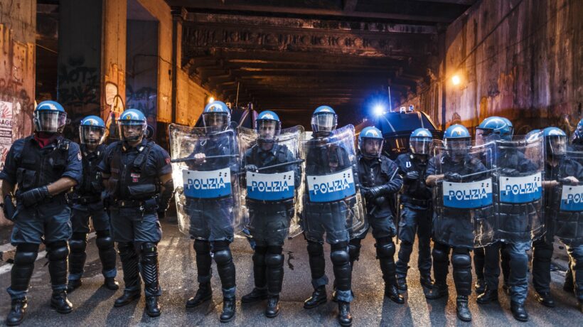 È partita la caccia allo sbirro. Al G7 si rischia il bis di Genova
