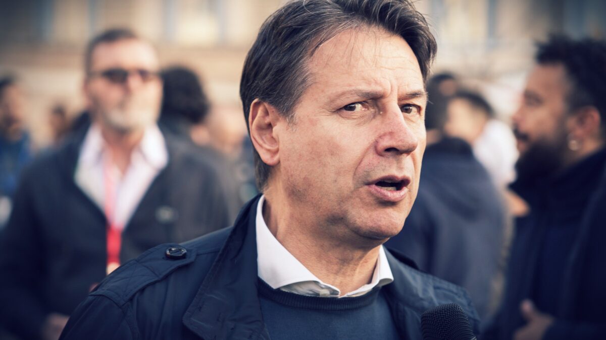 Conte sente aria di fiasco e scappa dal giurì