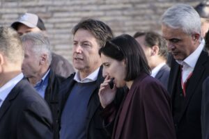 Suona la sveglia dopo la sbornia sarda. Nel resto d’Italia Pd e M5s si menano
