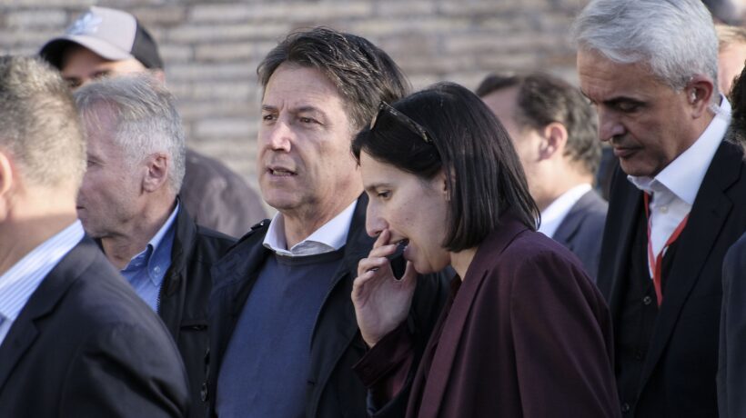 Suona la sveglia dopo la sbornia sarda. Nel resto d’Italia Pd e M5s si menano