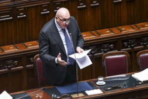 Crosetto sgonfia il patto con Kiev. «Non è vincolante a livello militare»