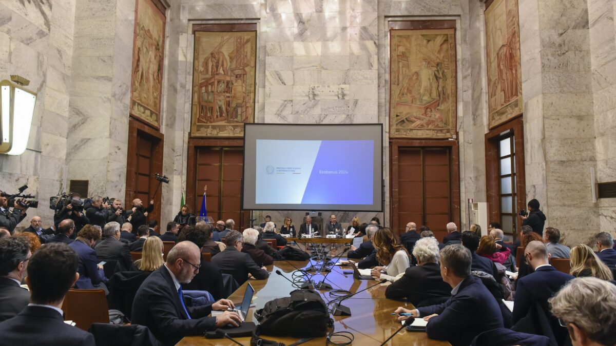 Ora Urso avverte Stellantis: incentivi se produci in Italia. Lo Stato socio costa 7 miliardi