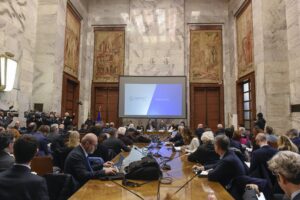 Ora Urso avverte Stellantis: incentivi se produci in Italia. Lo Stato socio costa 7 miliardi