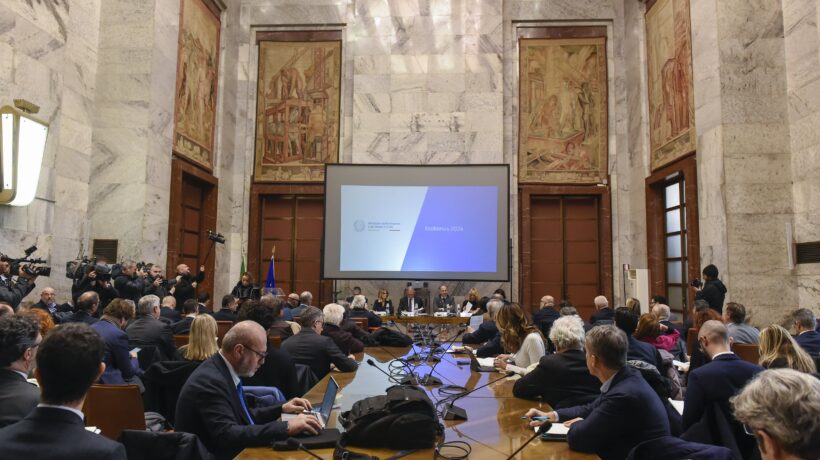 Ora Urso avverte Stellantis: incentivi se produci in Italia. Lo Stato socio costa 7 miliardi